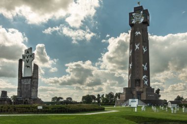 Diksmuide, Flanders, Belçika - 15 Eylül 2018: Flanders, en uzun barış Anıtı Ijzertoren denir. kahverengi tuğla, beyaz rakamlar, mavi gökyüzü bulutlar, yeşil çim ve Pax crypt.