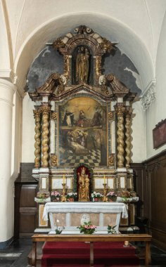 Brugge, Flanders, Belçika - 19 Eylül 2018: Madonna kilise on Wijngaarde Beguinage Bruges içinde adanmış yan sunak. Üç saints için resim, Heykel Sergisi.
