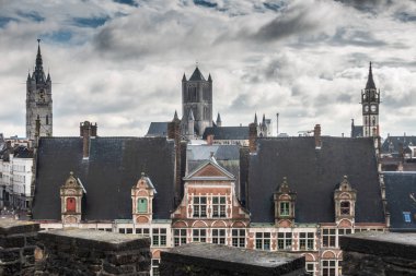 Ghent, Belçika - 23 Eylül 2018: Gent Castle kuleden gördün. Üç kule Ltr: Belfry, Aziz Nicolas Kilisesi, posta saat kulesi. Altında ağır cennet beyaz mavi. Sint Veerleplein cephe.