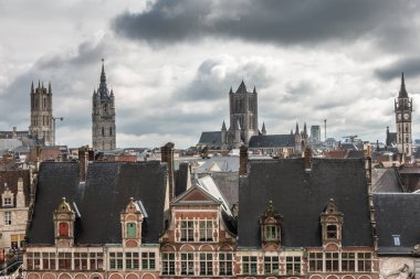 Ghent, Belçika - 23 Eylül 2018: Gent Castle kuleden gördün. Dört kule Ltr: Saint Bavo Katedrali, çan kulesi, Aziz Nicolas Kilisesi, posta saat kulesi. Altında ağır cennet beyaz mavi. Sint Veerleplein cephe.
