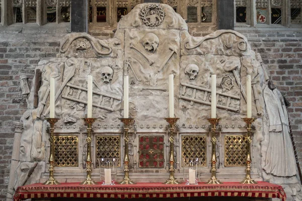 赤とゴールドの装飾で祭壇は頭蓋骨 ツール ブルージュのエルサレム教会のはしごセメント灰色背景ブルージュ ベルギー フランダース政府 2018 — ストック写真
