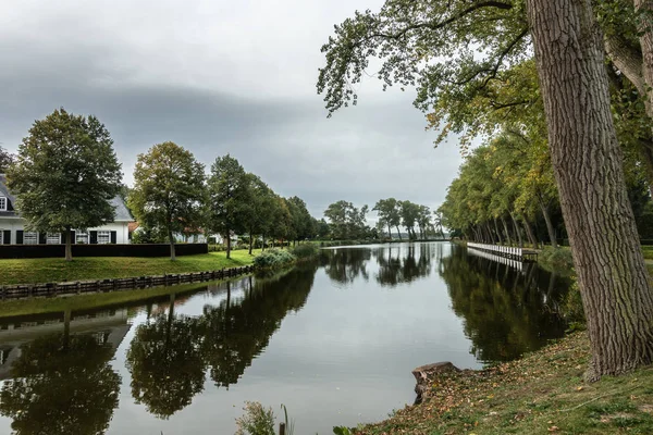 Sluis Zelândia Holanda Setembro 2018 Céu Cinzento Árvores Limítrofes Verdes — Fotografia de Stock