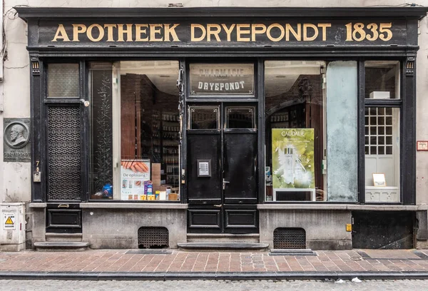 布鲁日 佛兰德斯 比利时 2018年9月19日 Wollestraat 布鲁日的老药房 Dreypondt 立面显示黑框显示窗口 名字的黄金字符 五颜六色的商品海报 图库照片