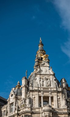 Antwerp, Belçika - 24 Eylül 2018: Beyaz-gri arka plan olarak mavi gökyüzü ile Kipdorpvest ve Leysstraat köşesinde cephesinde. Altın kartal, kasaba kat fresk ve heykeller.