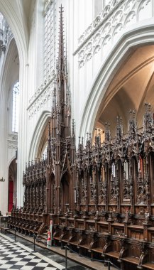 Antwerp, Belçika - 24 Eylül 2018: Our Lady Onze-Lieve-Vrouwe katedral ahırında satır koyu ahşap heykel. Congragation, liderler ve devlet adamları koltuk üyeleri.