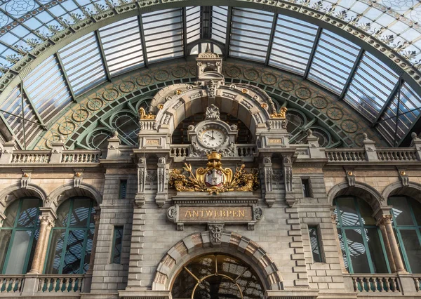 Antuérpia Bélgica Setembro 2018 Relógio Brasão Armas Cidade Fachada Estação — Fotografia de Stock