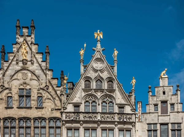 Antwerpen België September 2018 Gouden Beelden Top Van Gevels Van — Stockfoto
