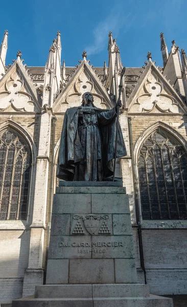 比利时布鲁塞尔 2018年9月26日 天主教红衣主教的青铜雕像在石底座上 后面是大教堂的殿 — 图库照片