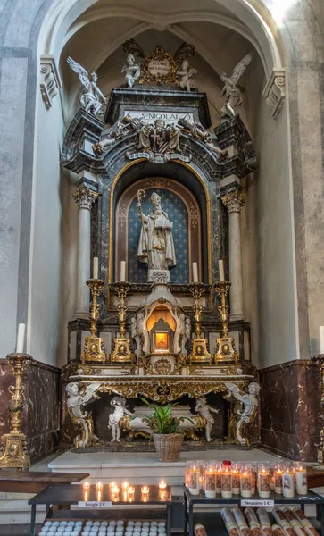比利时布鲁塞尔 2018年9月26日 圣尼古拉斯教堂内 圣人有他自己的专属祭坛与大量的天使雕像 蜡烛和金色装饰品 — 图库照片