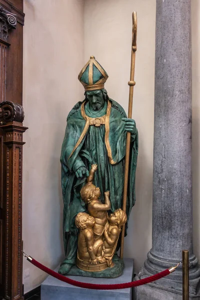 比利时布鲁塞尔 2018年9月26日 圣尼古拉斯教堂内 圣徒拯救儿童 被穆斯林奴役 绿色和金色雕像 — 图库照片