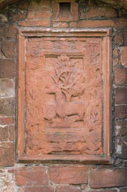 Shearington, İskoçya, İngiltere - 18 Haziran 2012: Closeup fresk ile kahverengi taş Castle Caerlavarock geyik. 