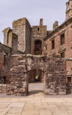 Shearington, İskoçya, İngiltere - 18 Haziran 2012: İç avlu harap kahverengi taş mavi gökyüzü altında yaşam alanı Caerlavarock kale içinde erken klasik iç mimarisi.