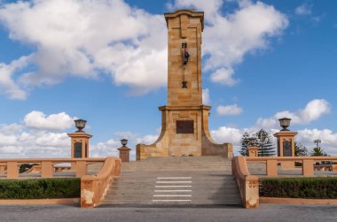 Fremantle, Avustralya - 25 Kasım. 2009: geniş açık kahverengi-bej kule tarafında Savaş Anıtı mavi gökyüzü altında beyaz bulutlar Dünya Savaşı bir hatırlayarak ile ateş. Fenerler ve merdiven.