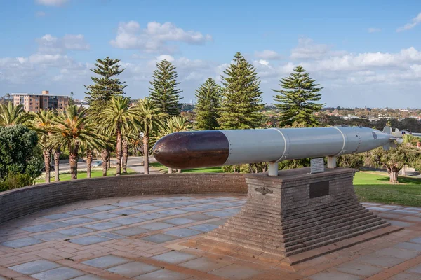 フリー マントル オーストラリア 2009 ローカル戦争記念館で展示の灰色と黒の魚雷のクローズ アップ 雲と背景で緑の木々 と青い空の下で — ストック写真