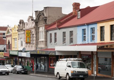Hobart, Tazmanya, Avustralya - 14 Aralık 2009: Elizabeth yeşil Jade Restaurant ile daha küçük tüccarlar arasında alışveriş. İnsanlar ve araba ile sokak görünümü.