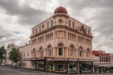 Hobart, Tazmanya, Avustralya - 14 Aralık 2009: Mccann'ın müzik merkezi iki alışveriş caddelerinin köşesinde inşa tarihi, boyalı bej pembe ve ağır cennet altında küçük kubbesi vardır.