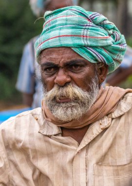 Angadihalli, Karnataka, Hindistan - 2 Kasım 2013: Yeşil türban, bej gömlek ve şal giyen beyaz ve kırmızı sakallı yaşlı bir adam portresi.