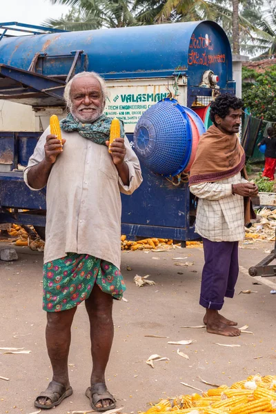 Angadihalli Karnataka Indien November 2013 Gamla Skäggiga Grånande Mannen Vit — Stockfoto