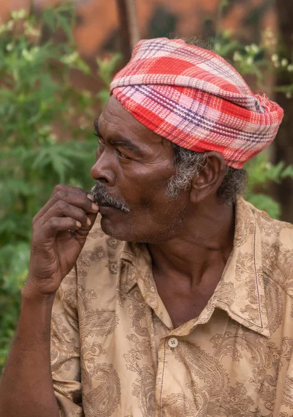 Angadihalli カルナタカ インド 2013 赤と白のターバンと茶色のシャツを彼の歯を選ぶ男性の顔のクローズ アップ 先に見えます 緑の背景 — ストック写真
