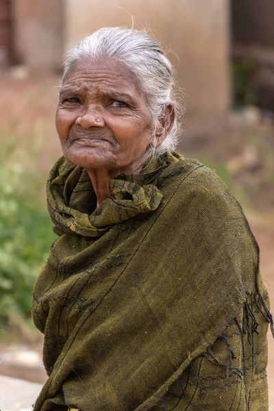 印度卡纳塔克邦的安加迪哈利 2013年11月2日 白头发的老寡妇脸的特写镜头 肩上有绿色的防护毯 米色背景 — 图库照片