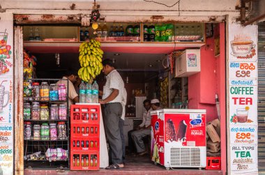 Belur, Karnataka, Hindistan - 2 Kasım 2013: Yiyecek ve içecek gibi muz, dondurma, su, şeker ve bir çok daha fazla satan küçük bakkal Closeup.