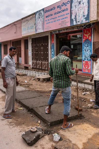 Håkans Karnataka Indien November 2013 Tre Killar Lade Konkreta Grovplåt — Stockfoto