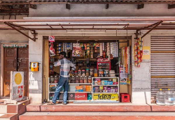 印度卡纳塔克邦贝卢尔 2013年11月2日 销售可口可乐等食品和饮料的小糖果店的特写镜头和不同家用食品的单餐容器 — 图库照片