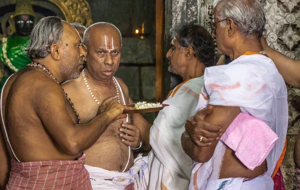 ベルール カルナタカ インド 2013 チェンナ ケーシャヴァ寺院 半分裸の男性を開始する Abisheka 式の式服で暗い石 Andal — ストック写真