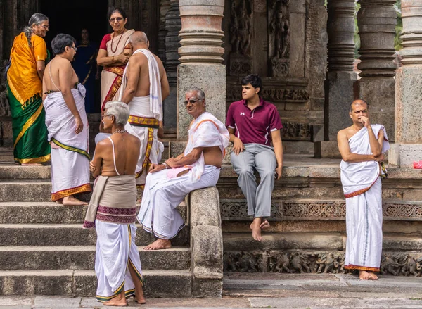 Belur Karnataka Índia Novembro 2013 Chennakeshava Temple Grupo Homens Mulheres — Fotografia de Stock