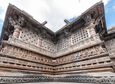 Belur, Karnataka, Hindistan - 2 Kasım 2013: Chennakeshava Tapınağı. Closeup gri ve kahverengi taş duvarlar Kesava Tapınağı köşe. Heykeller duvarlar ve sütunlar üzerinde bereket.