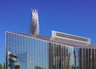 Garden Grove, Kaliforniya, ABD - 13 Aralık 2018: Crystal İsa Katedrali. Kilise closeup bina ve Crean kule mavi gökyüzü karşı. Kültür Merkezi duvara yansıyan.