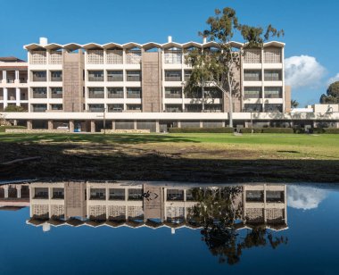 Santa Barbara, Kaliforniya, A.b.d. - 6 Ocak 2019: Beyaz ve bej modern kimya Binası, Ucsb, yeşil çim arkasında ve mavi gökyüzü altında. Ayrıca yağmur havuzunda yansıyan.