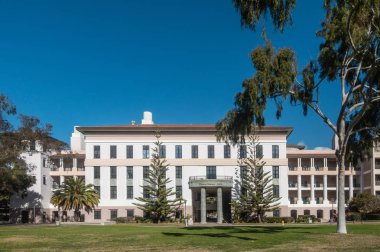 Santa Barbara, Kaliforniya, A.b.d. - 6 Ocak 2019: Beyaz ve bej modern Fizik Bilimleri Kuzey Binası, Ucsb, yeşil çim, ağaçlar, arkasında ve mavi gökyüzü altında. 