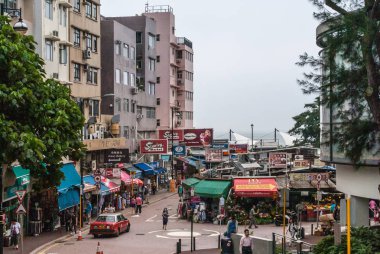 Hong Kong Adası, Çin - 12 Mayıs 2010: Meşgul Stanley market kabinleri ve mahalle bol deniz Adası'nın Güney tarafında komşudur. Düşük Apartmanlar ve bazı yeşil yeşillik.