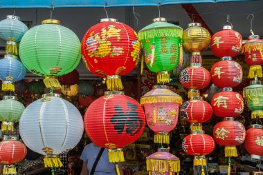 Hong Kong Adası, Çin - 12 Mayıs 2010: Portre koleksiyonu, renkli kağıt fenerler Stanley Market Satılık. Fotoğraf kısmen Shopper.