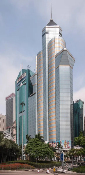 Hong Kong Adası, Çin - 12 Mayıs 2010: Grup uzun boylu highrise ticari ve ofis binalarının ışık mavi gökyüzü karşı adasının kuzey tarafında. Yeşil yeşillik ön.