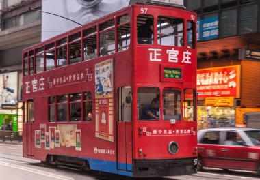 Hong Kong Adası, Çin - 14 Mayıs 2010: Des Voeux Road Central. Kırmızı tramvay çeşitli reklamlar bulunuyor. Araba ve insanlar ile sokak sahnesi.