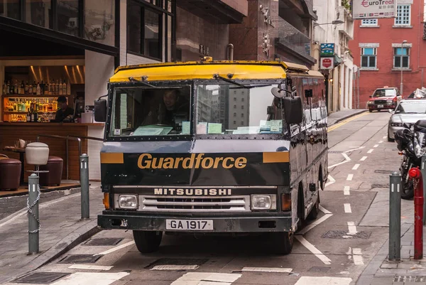 香港岛 2010年5月14日 金和黄色强化货币运输卡车的 Guardforce 公司在雪莱街 其他汽车 — 图库照片