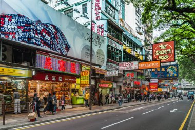 Hong Kong, Çin - 13 Mayıs 2010: Kowloon anakara bölüm. Renkli ticari işareti, baskı ve ışıklar, İngilizce, Mandarin ve alt Nathan Road üzerinde Kantonese. Bazı yeşil bitki örtüsü ve yayalar.