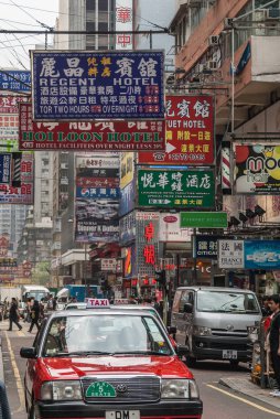 Hong Kong, Çin - 13 Mayıs 2010: Kowloon anakara bölüm. Renkli ticari işareti, baskı ve ışıklar, İngilizce, Mandarin ve Kantonese, alışveriş caddesi Nathan overkill. 