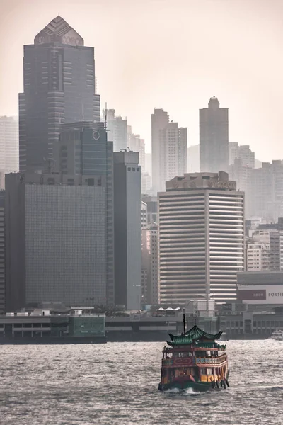 霧の空の下の多くのセンターと香港島 2010 部分的なスカイライン Watertours サンパン スタイル川クルーズ船前部のビクトリア ハーバー — ストック写真