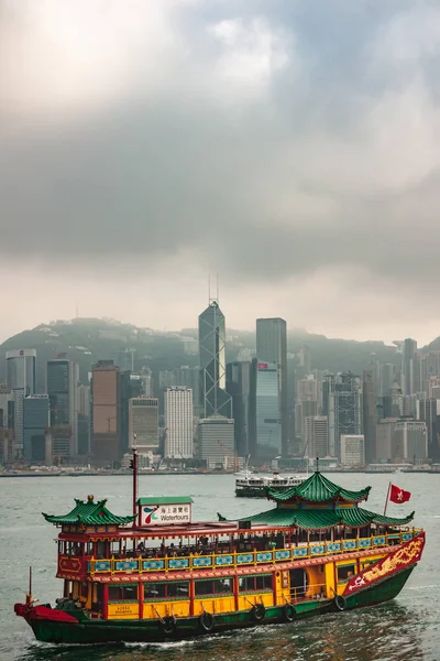 香港島 2010 先行カラフルな伝統的な Watertours サンパン スタイル リバークルーズ船に戻って中国タワーの銀行を中心としたスカイライン 丘や霧の空 — ストック写真