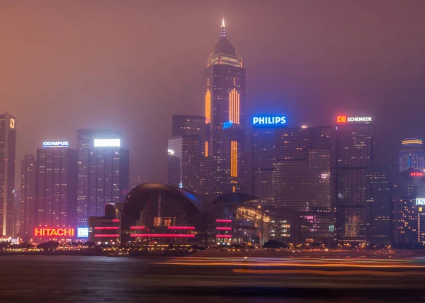 コンベンション センターとセントラル プラザ タワーより東と西と香港島 2010 部分的な夜スカイライン 霧の空 ライトが点灯します — ストック写真