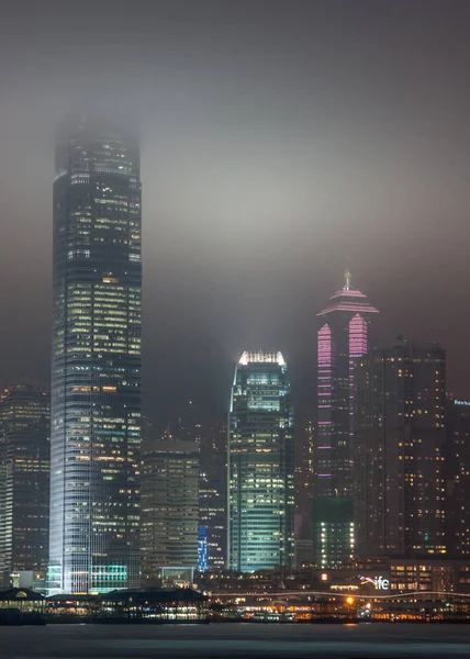 香港島 2010 国際金融センターと部分的な夜のスカイラインの中心部の塔します ライトについている霧の空 — ストック写真