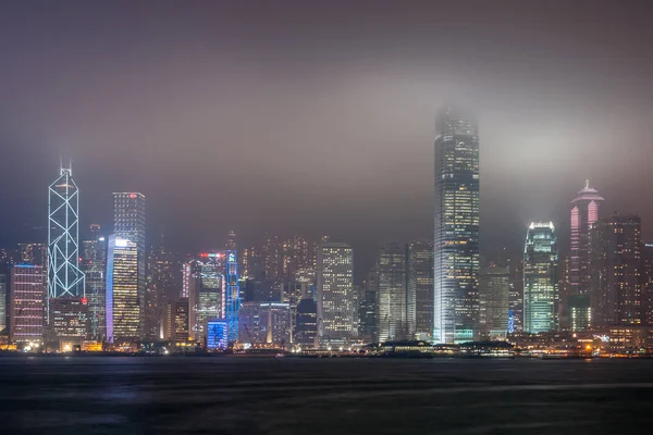 西に続き中国銀行タワーと香港島 2010 部分的な夜スカイライン 国際金融センターを塔します ライトについている霧の空 — ストック写真