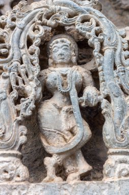 Belur, Karnataka, Hindistan - 2 Kasım 2013: Chennakeshava Tapınağı binası. Shilabalika adlı kadın figürünün beyaz bej taş heykeli, göksel dansçı. 