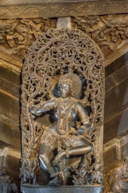 Belur, Karnataka, Hindistan - 2 Kasım 2013: Chennakeshava Tapınağı binası. Shilabalika adlı kadın figürünün siyah taş heykeli, göksel dansçı. 