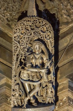 Belur, Karnataka, Hindistan - 2 Kasım 2013: Chennakeshava Tapınağı binası. Shilabalika adlı kadın figürünün siyah taş heykeli, göksel dansçı. 