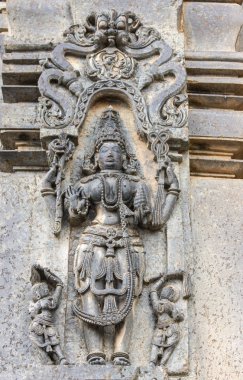 Belur, Karnataka, Hindistan - 2 Kasım 2013: Chennakeshava Tapınağı binası. Mohini adlı kadın figürünün siyah taş heykeli, Lord Vishnu'nun avatarı.
