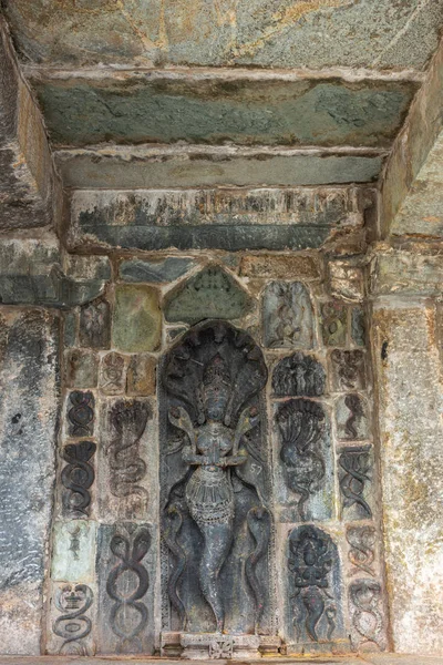 ベルール カルナタカ インド 2013 チェンナ ケーシャヴァ寺院建物 絡み合う蛇 タマスのシンボル 破壊的な傾向および彼女の王冠のヘビとナーガ クイーンの複数の石造りの彫刻と記念下壁 — ストック写真